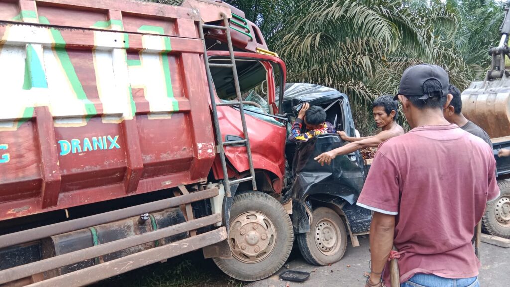 Laka Lantas Di Simpang Rimba Sopir Dan Kernet Mobil Pickup Alami Patah